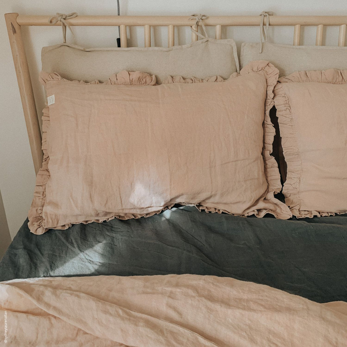Örngott med volang i tvättat linne från Linen Tales