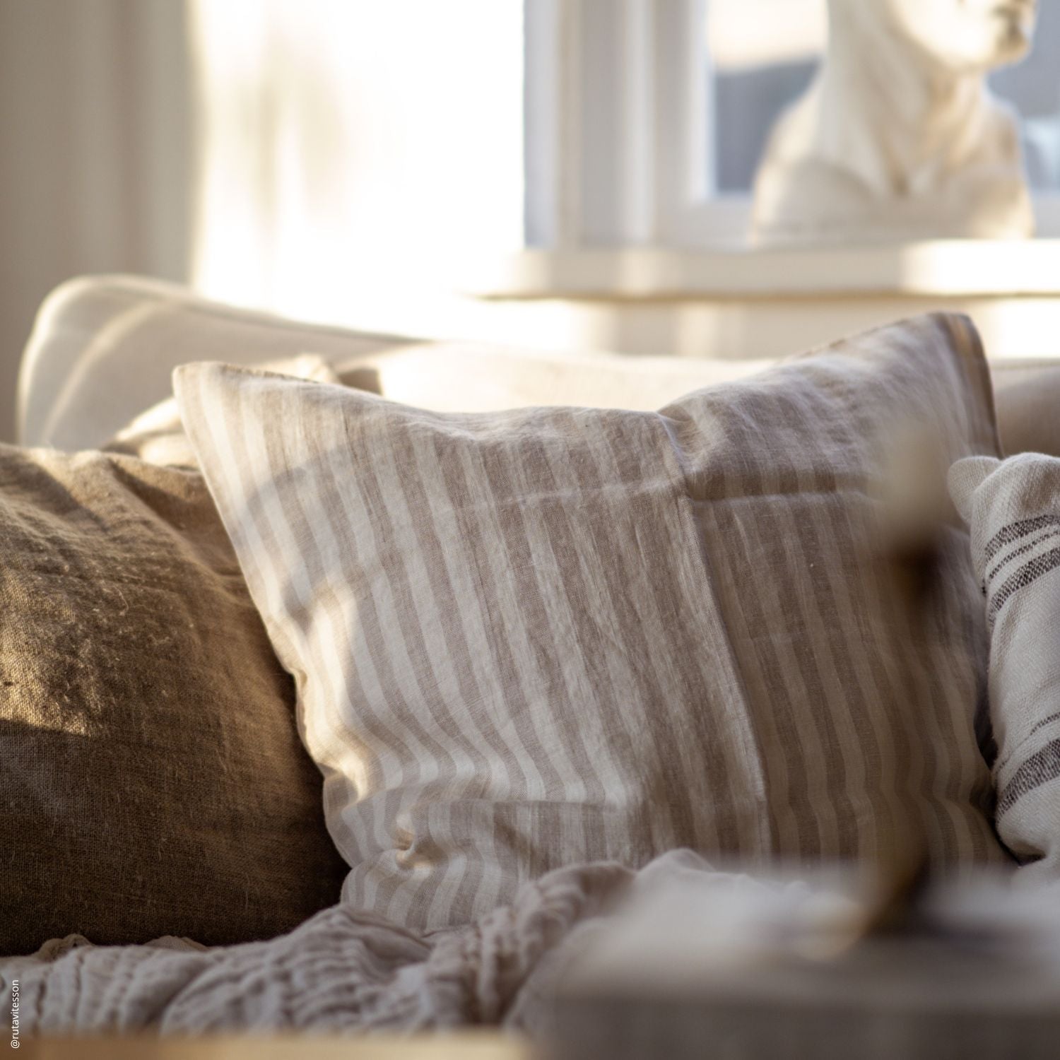 Kuddfodral i stentvättat linne, detalj av vävstruktur – Noémie Living