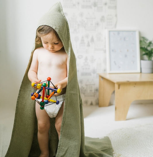 Barnhandduk med huva i våffellinne, salvia — Linen Tales