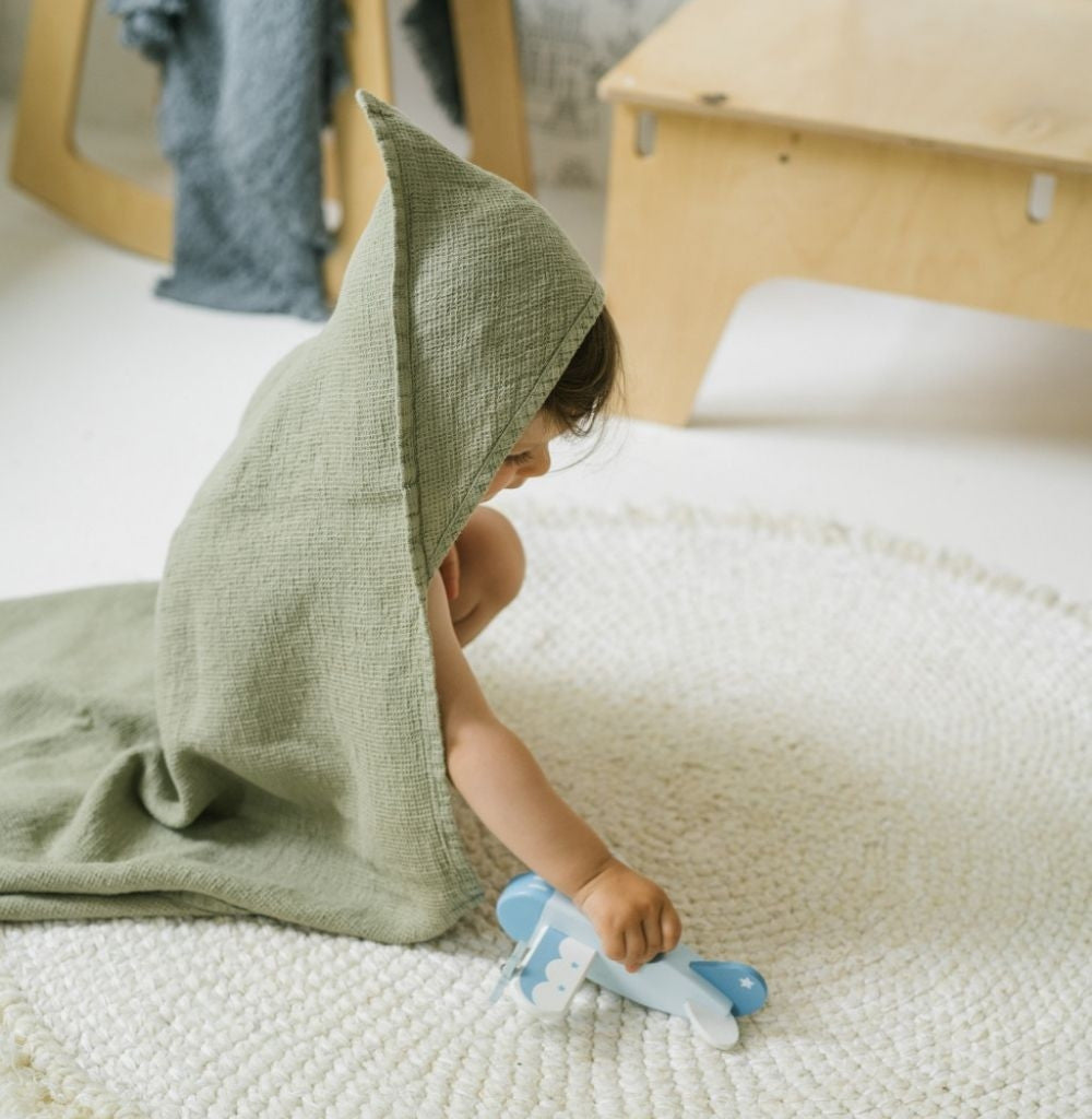 Barnhandduk med huva i våffellinne, salvia — Linen Tales