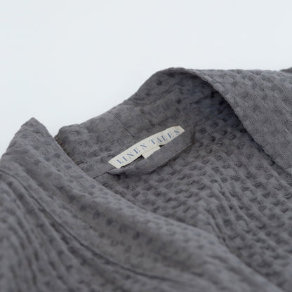 Mörkgrå våffelbadrock i linne, närbild på materialet – Noémie Living