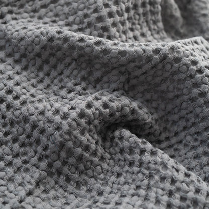 Mörkgrå våffelhandduk i linne, närbild på materialet – Noémie Living