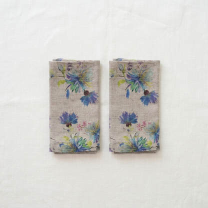 Linneservetter med blommor på naturvit botten, set om två – Linen Tales