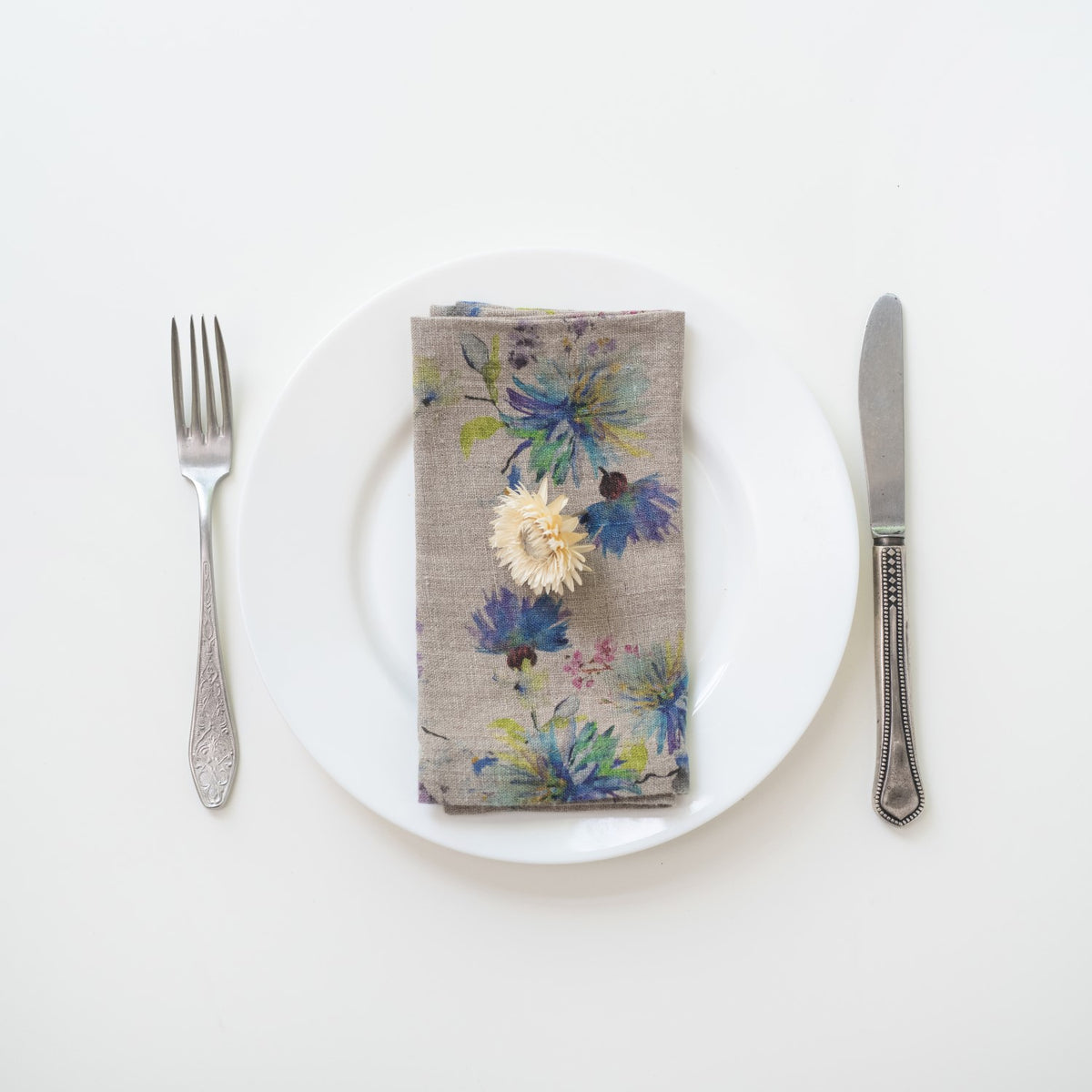 Linneservetter med blommor på naturvit botten – Noémie Living