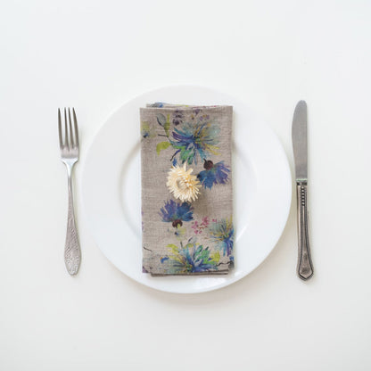 Linneservetter med blommor på naturvit botten – Noémie Living