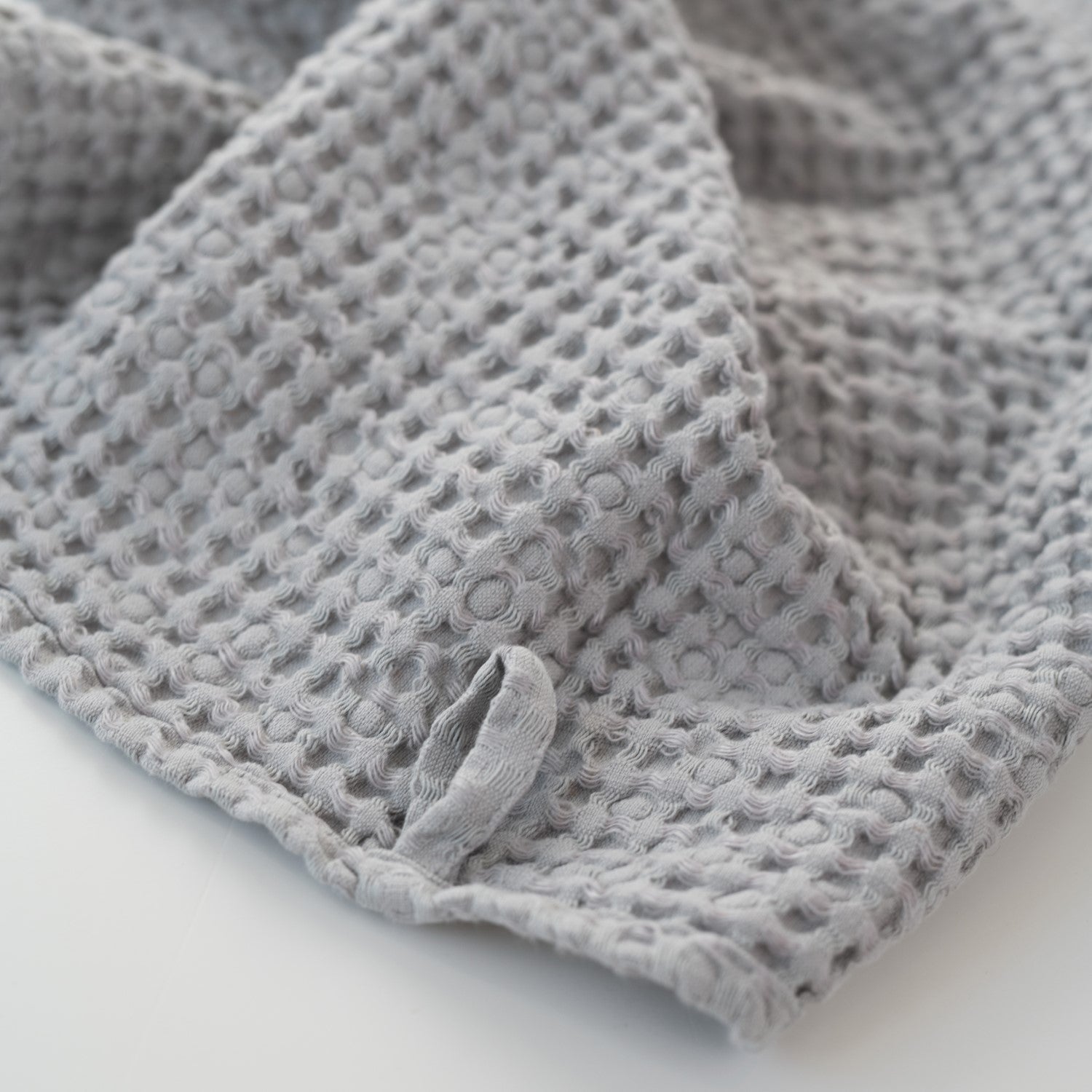 Ljusgrå våffelhandduk i linne, närbild på materialet – Noémie Living