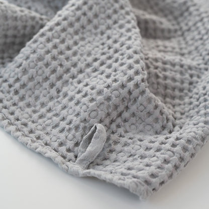 Ljusgrå våffelhandduk i linne, närbild på materialet – Noémie Living