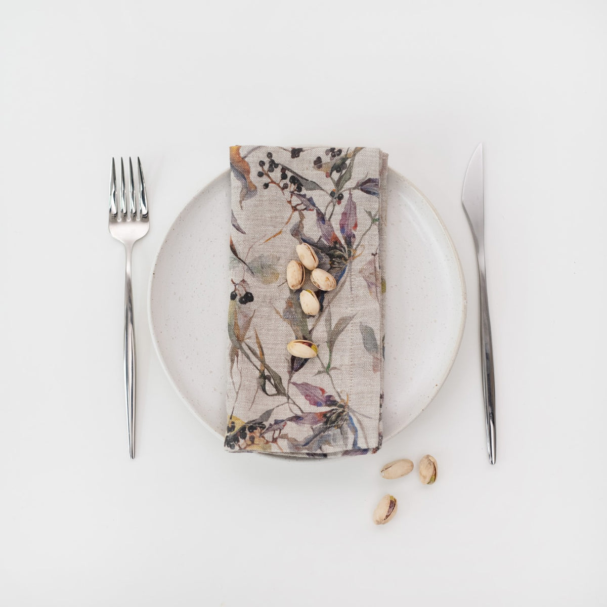 Linneservetter med ängsmönster på naturvit botten – Noémie Living