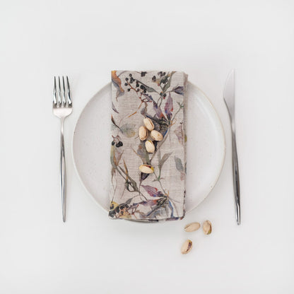 Linneservetter med ängsmönster på naturvit botten – Noémie Living