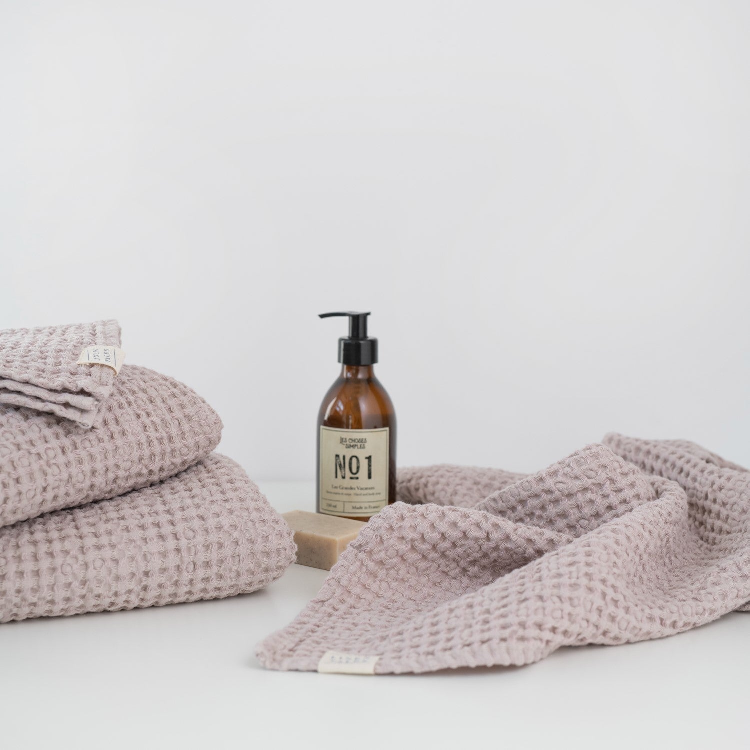 Puderrosa våffelhandduk i linne med hängögla – Noémie Living