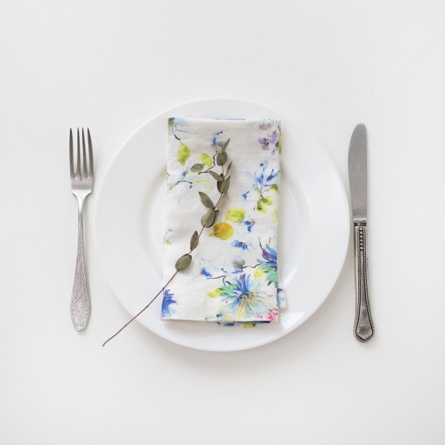 Linneservetter med vita blommor – Noémie Living
