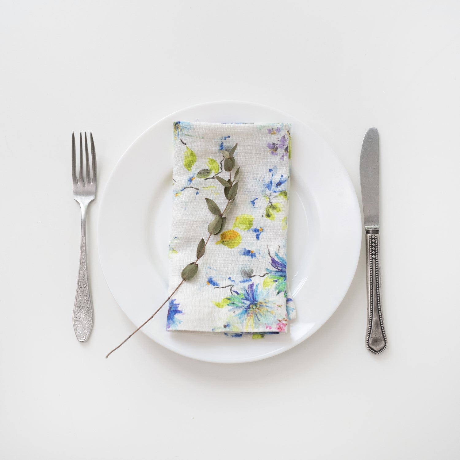 Linneservetter med vita blommor – Noémie Living