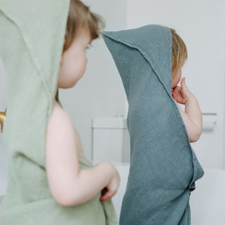 Barnhandduk med huva i våffellinne, salvia — Linen Tales