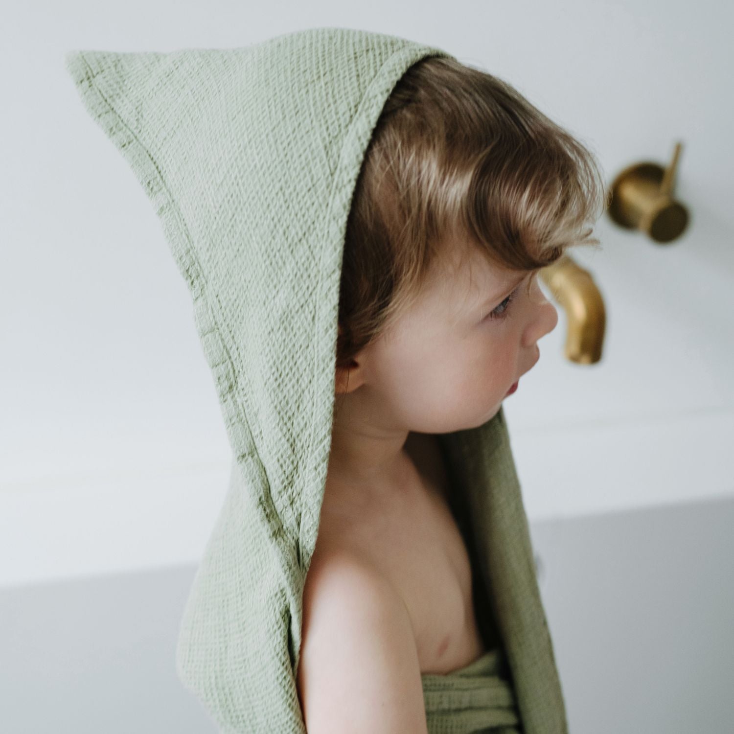 Barnhandduk med huva i våffellinne, salvia — Linen Tales