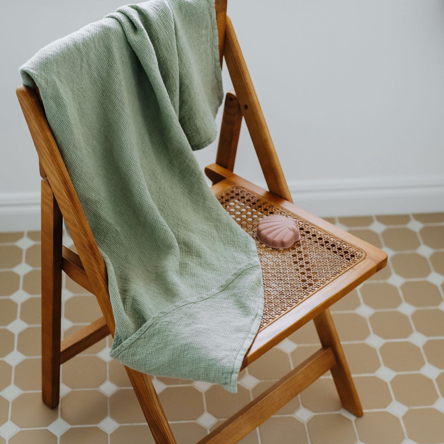 Barnhandduk med huva i våffellinne, salvia — Linen Tales